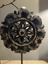 Massief ornament, metalen voet (2).