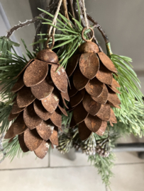 Roest metalen dennenappel
