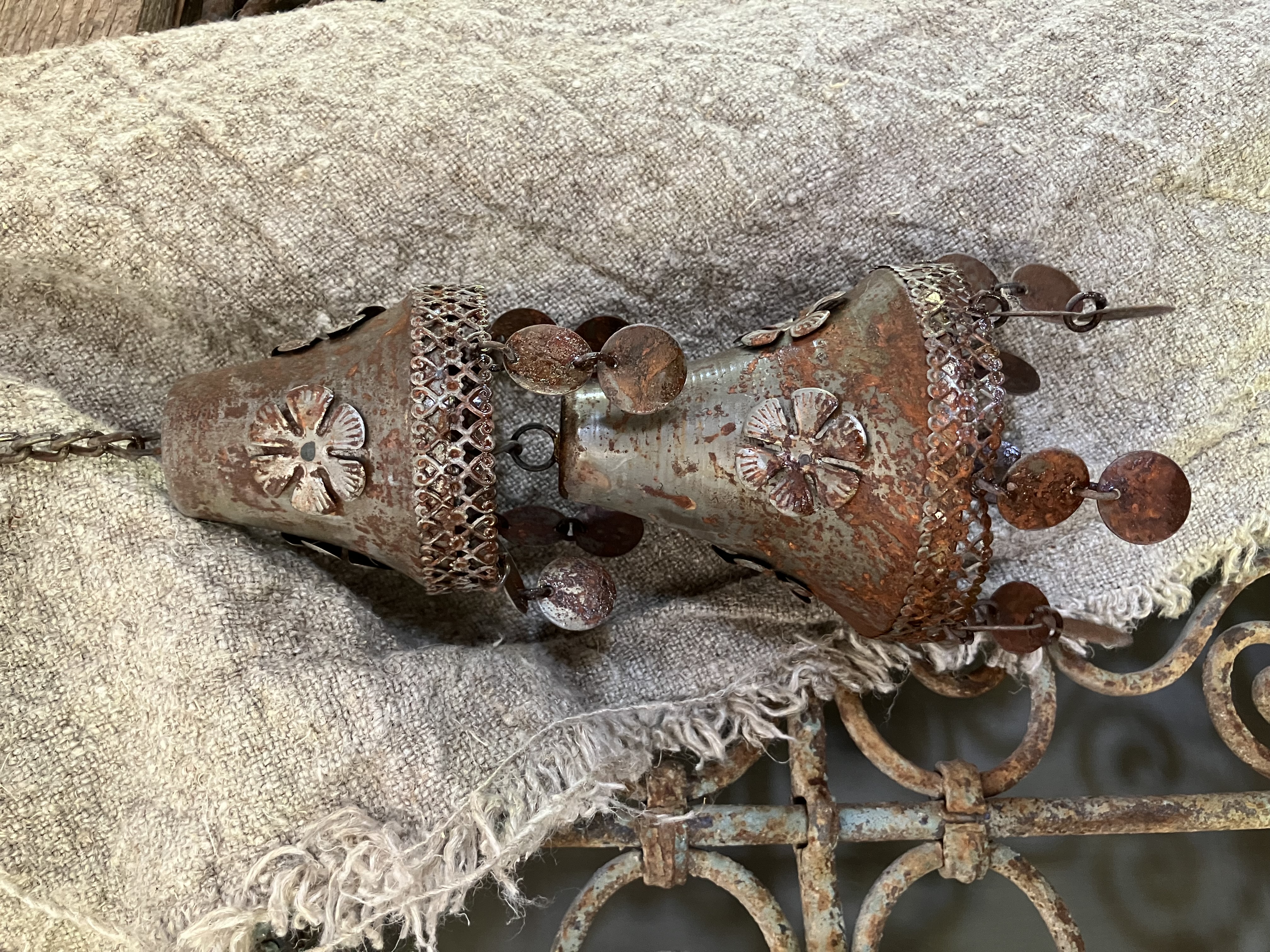 Roest metalen klokjes met schijfjes.