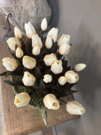Metalen pot met kunst tulpen