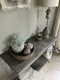 Houten schaal met metalen rand.
