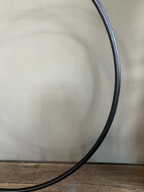 Metalen ring op voet