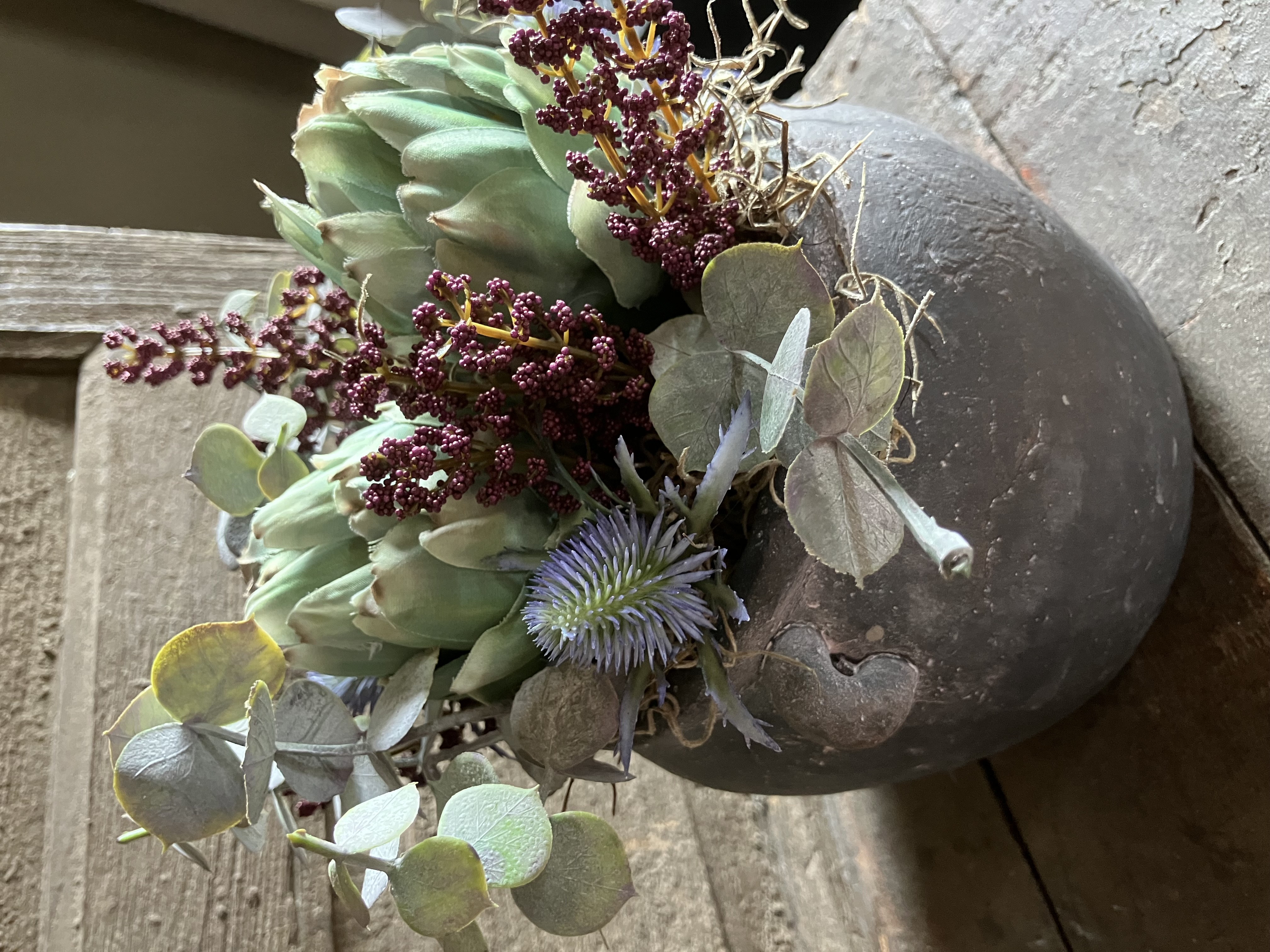 Stenen pot met kunstbloemen