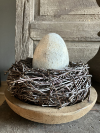 Houten kandelaar met nestje, ei