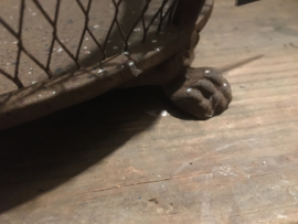 Roest metalen mand, bak met pootjes