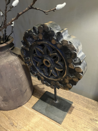 Massief ornament, metalen voet (2).