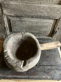 Houten vijzel met handvat