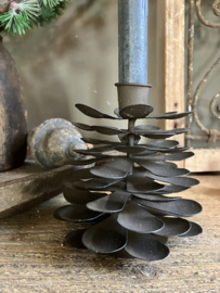 Metalen kandelaar, dennenappel