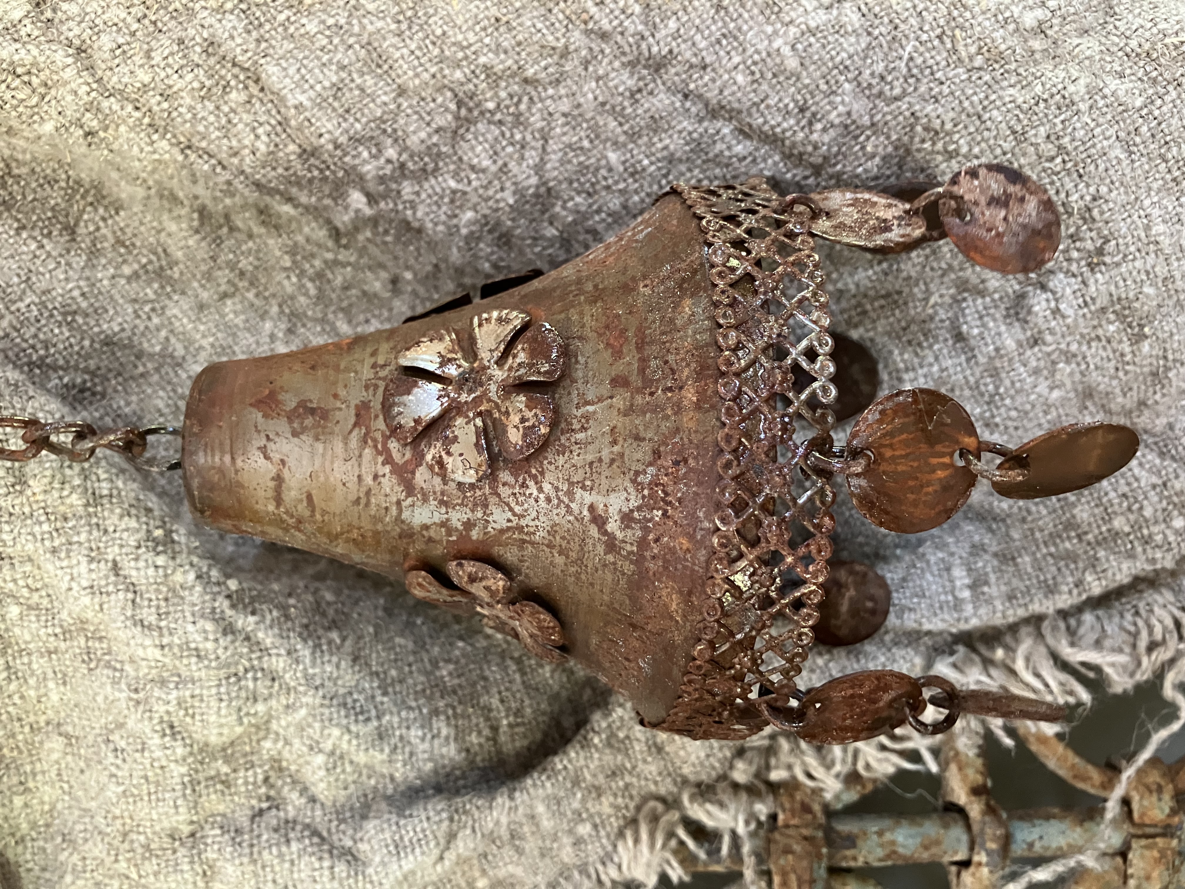Roest metalen klokje met schijfjes, M