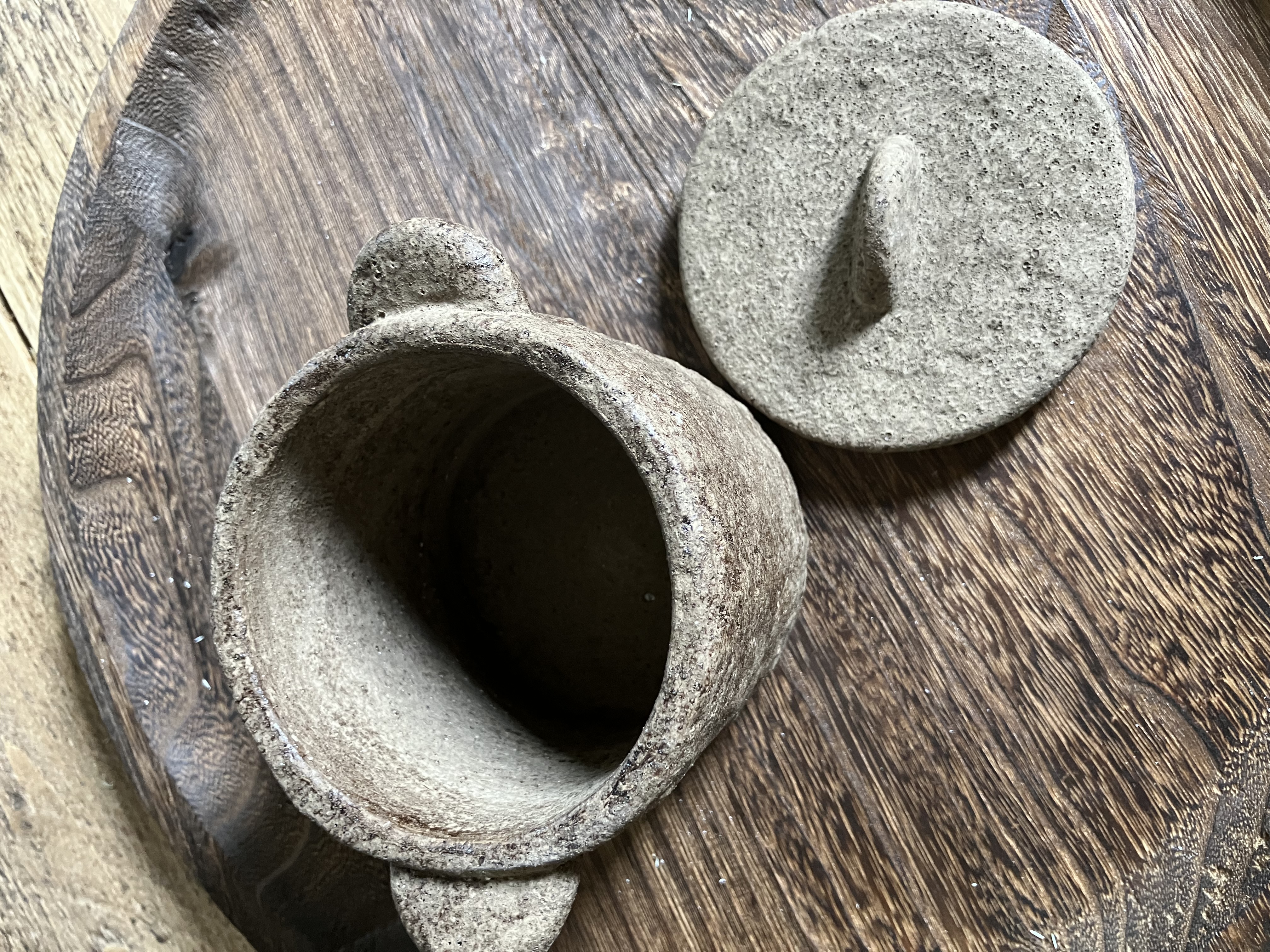 Stenen pot met deksel