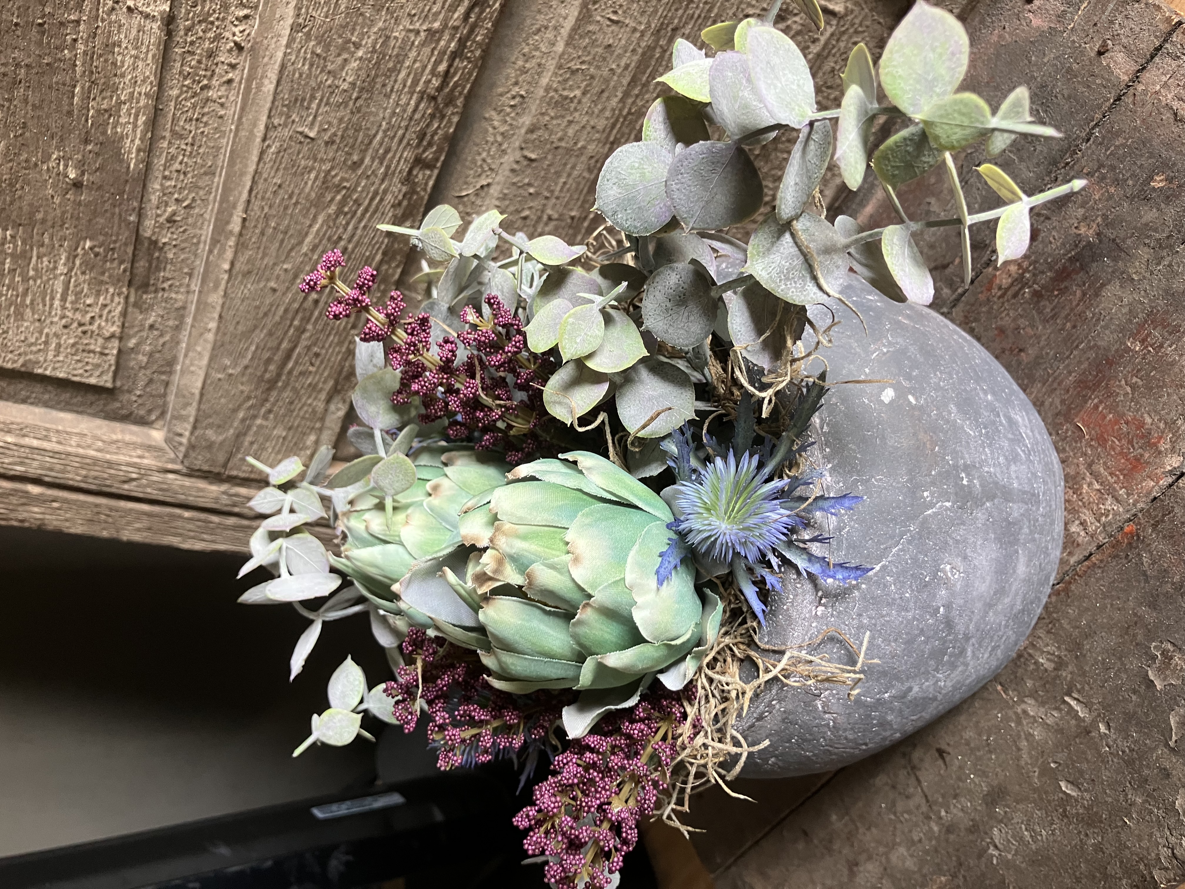 Stenen pot met kunstbloemen