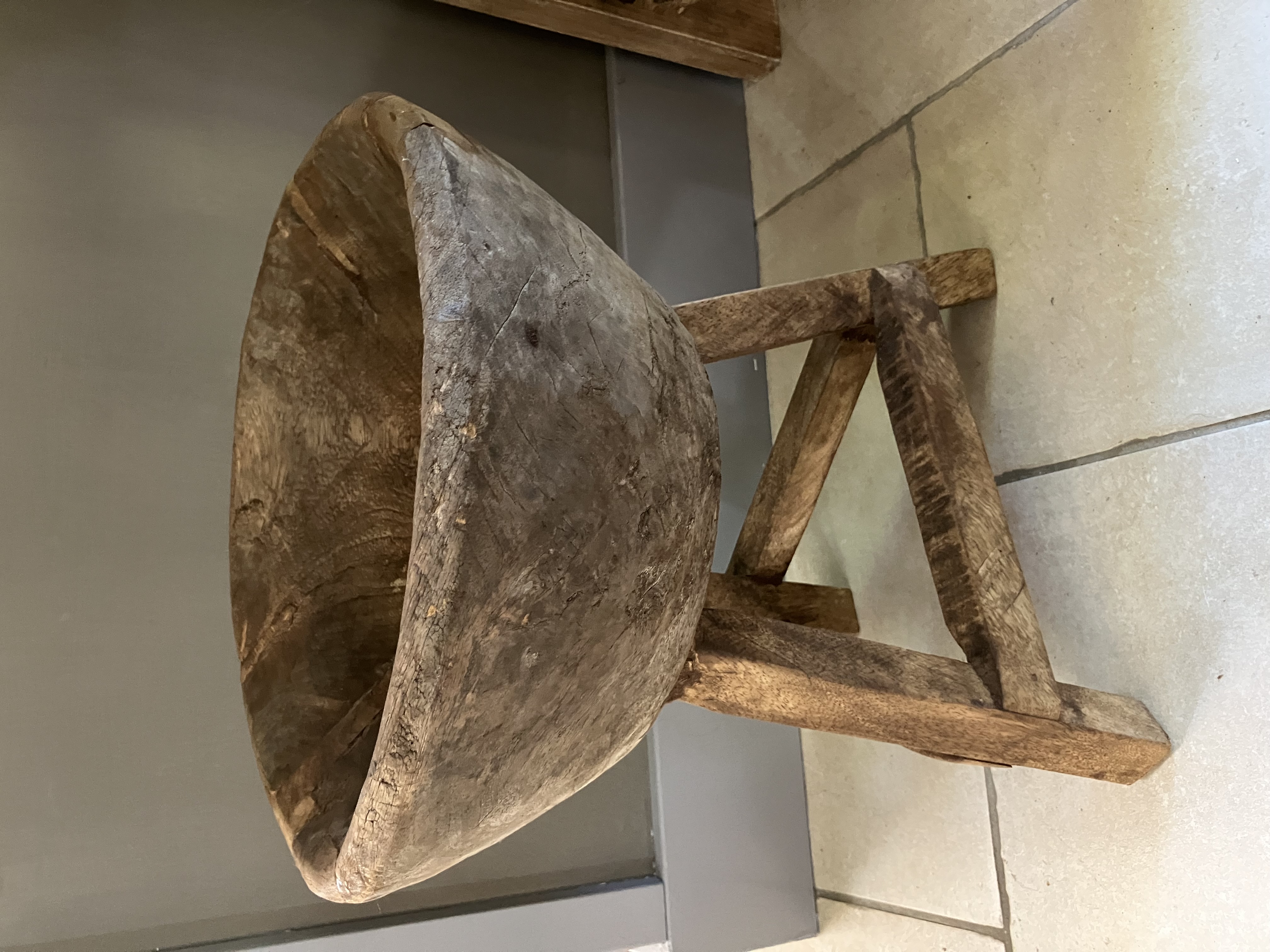 Houten bak/vijzel op pootjes, 2