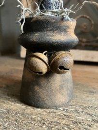 Stenen kandelaar met belletjes