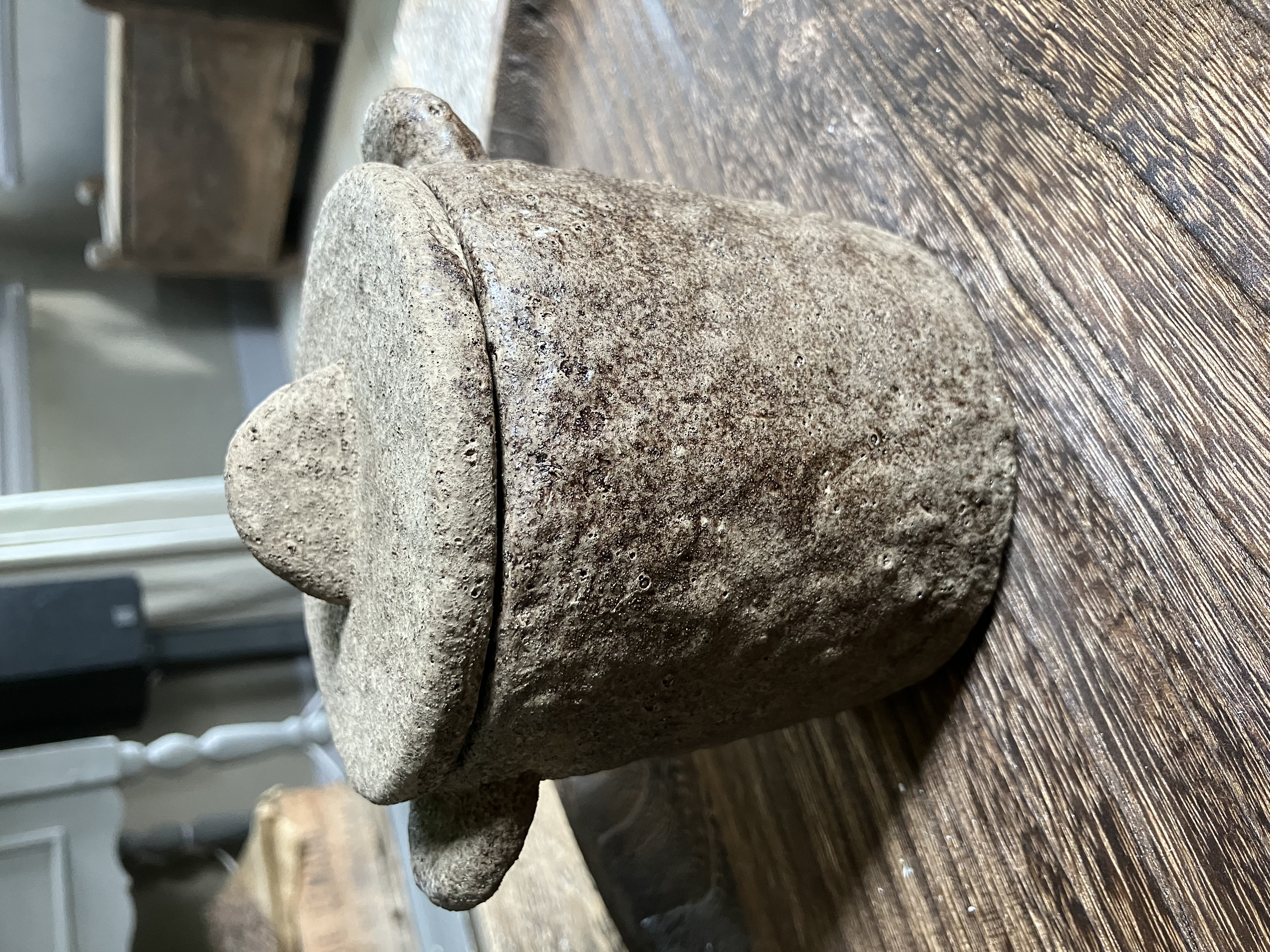 Stenen pot met deksel