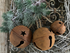 Roest metalen bal met belletje, 8,5cm
