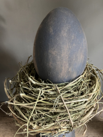 Nest met ei op kandelaar