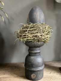 Nest met ei op kandelaar