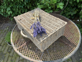 Oud rieten mandje