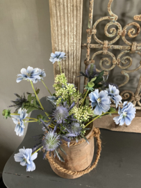 Nepalees kruikje met kunstbloemen
