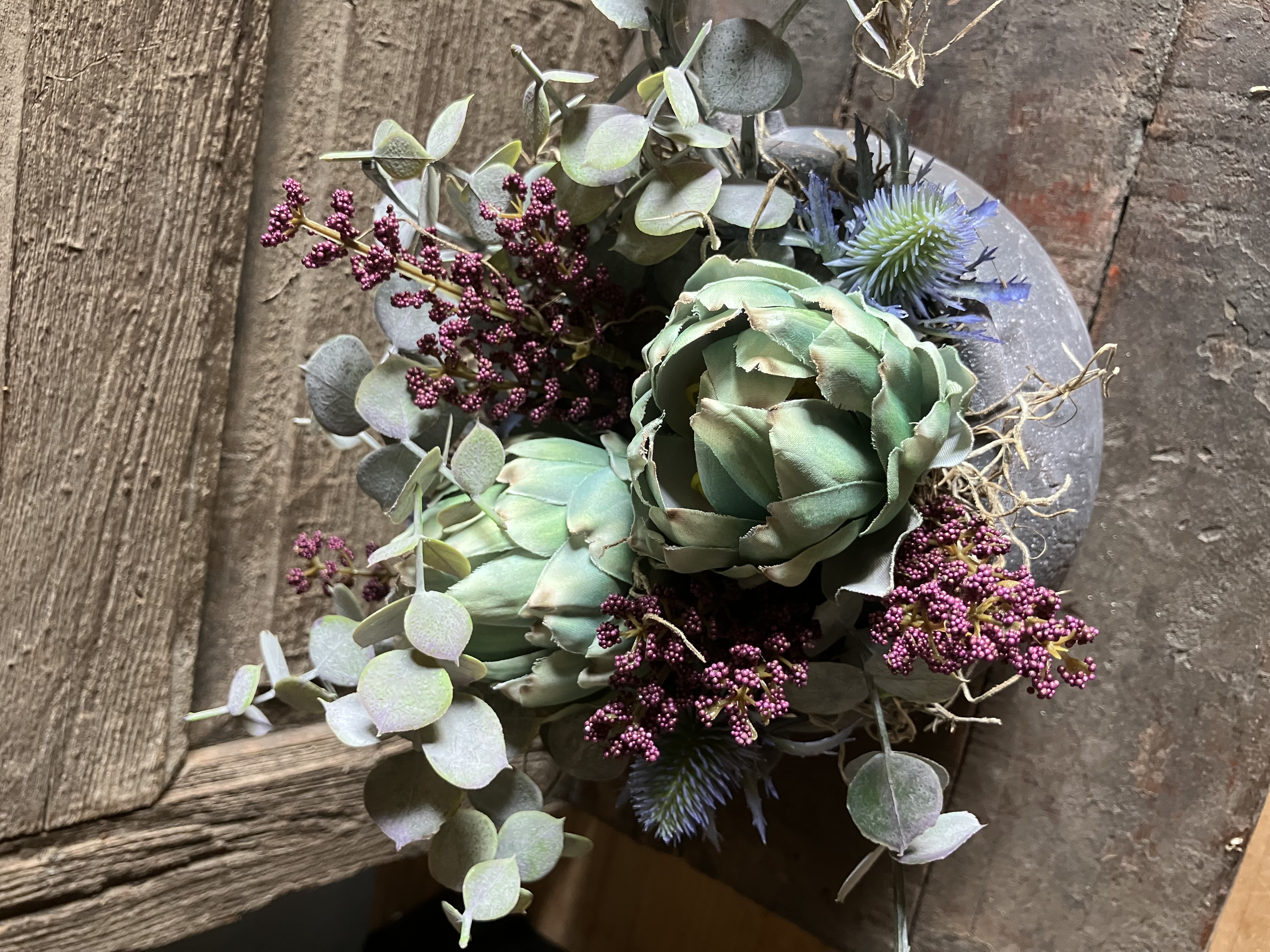 Stenen pot met kunstbloemen