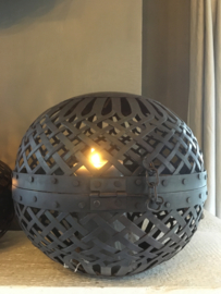 Oud metalen bal 30cm
