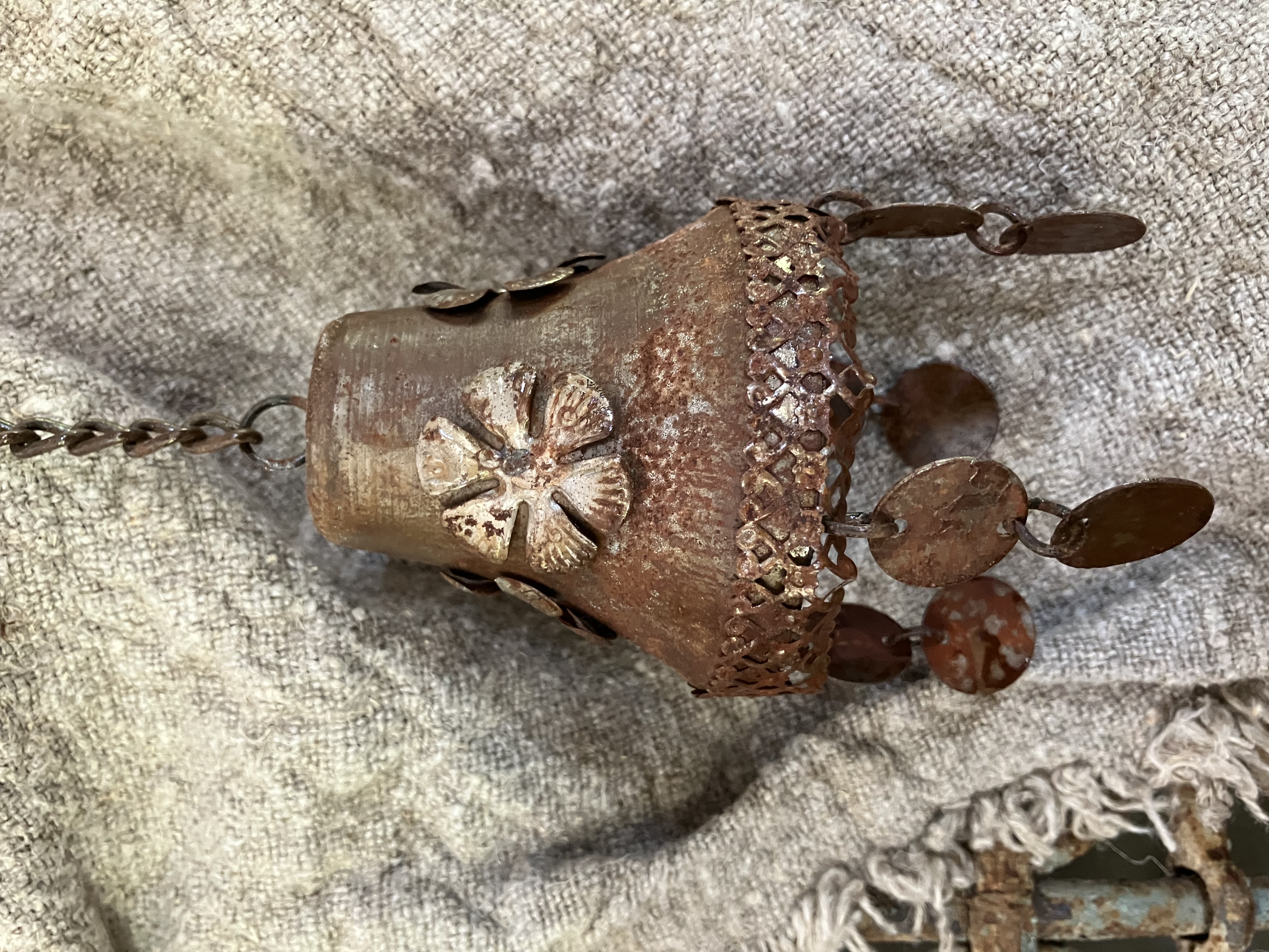 Roest metalen klokje met schijfjes, S