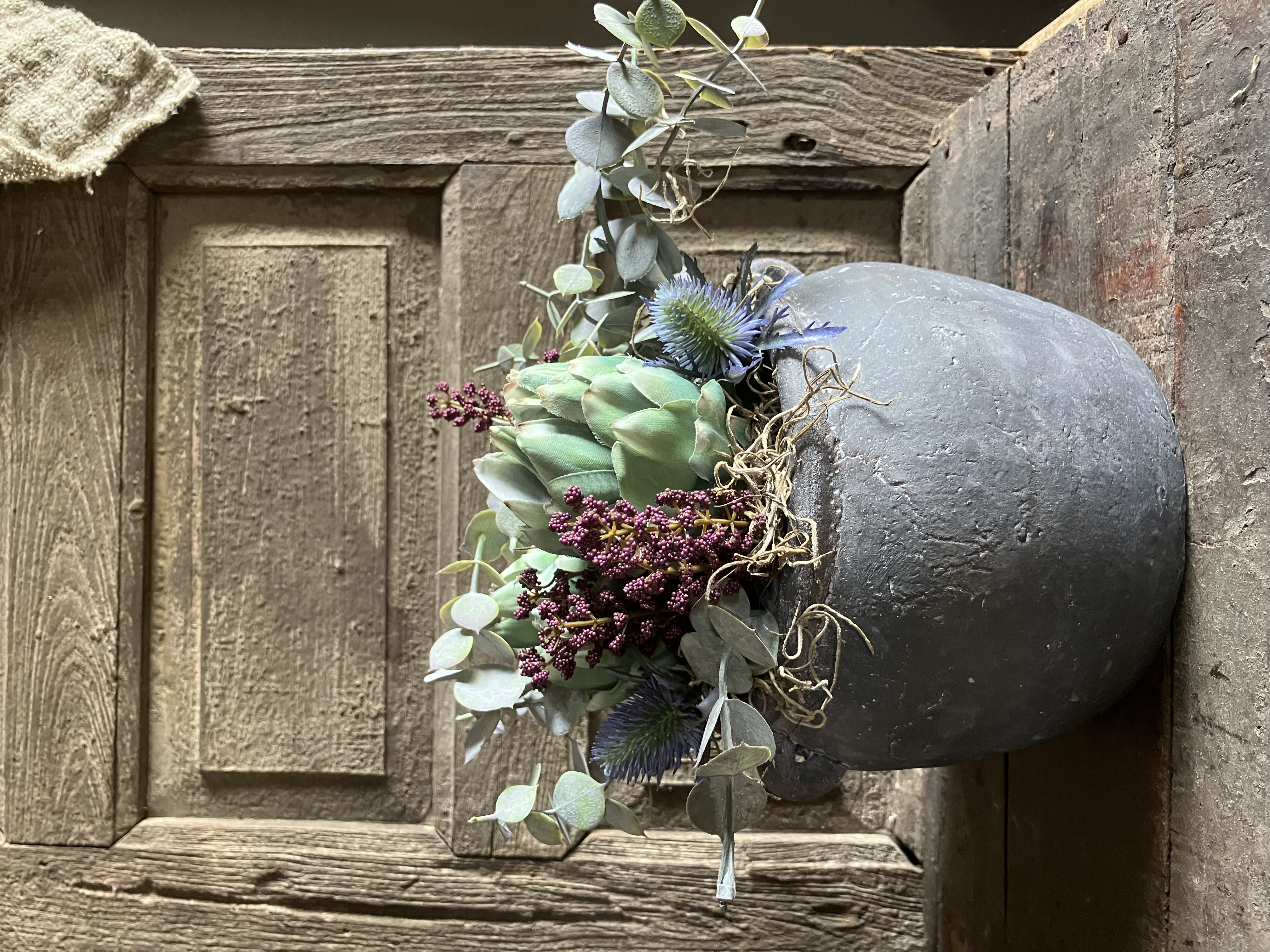 Stenen pot met kunstbloemen
