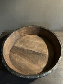 Houten schaal met metalen rand.