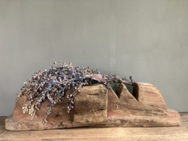 Robuuste ornament kandelaar.