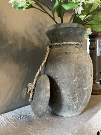 Grote houten pot met deksel.
