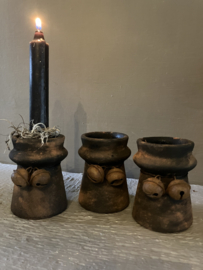 Stenen kandelaar met belletjes