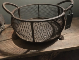 Roest metalen mand, bak met pootjes
