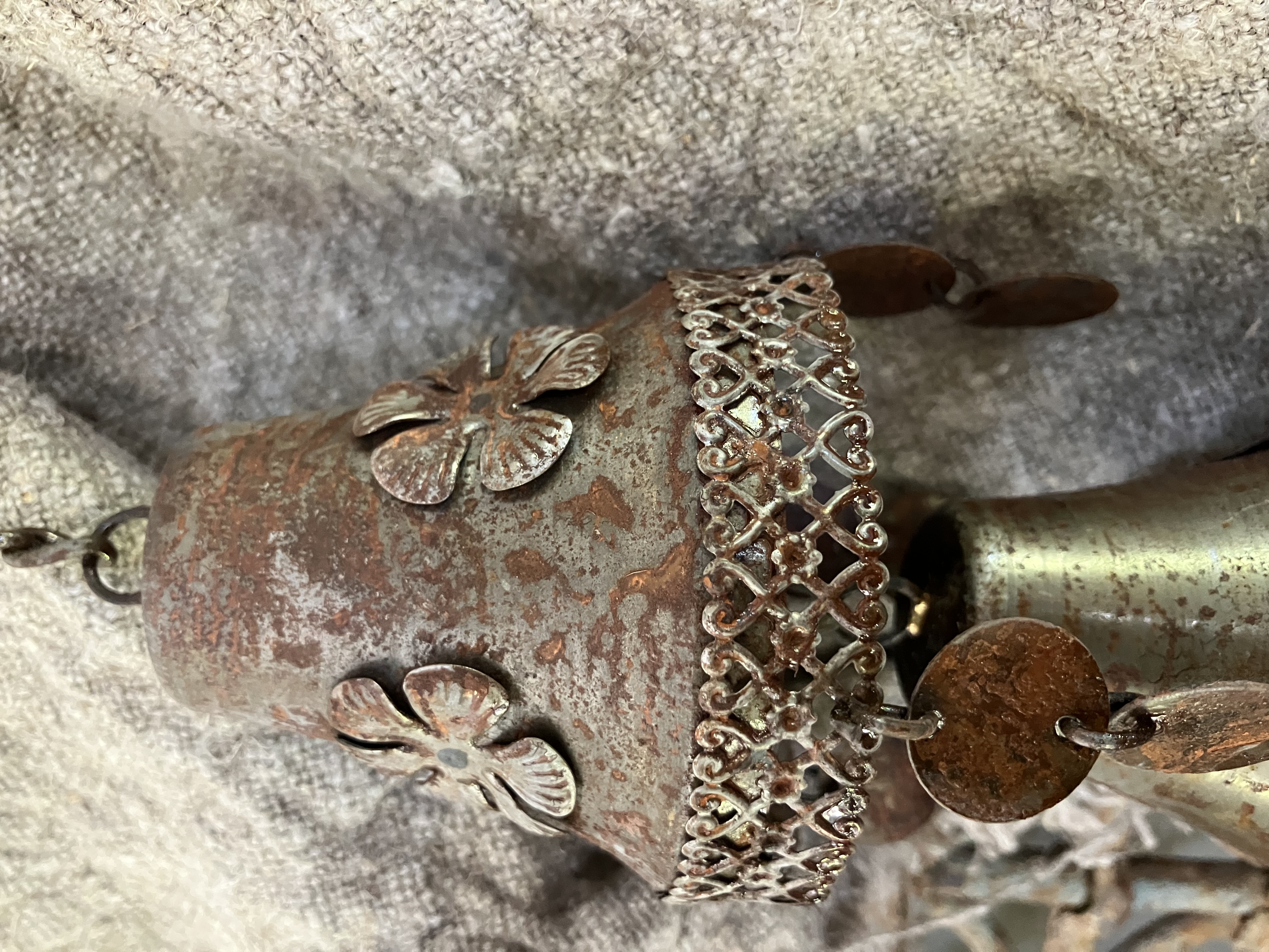 Roest metalen klokjes met schijfjes.