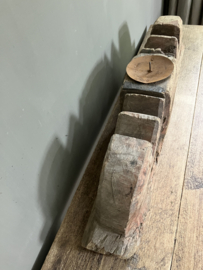 Robuuste ornament kandelaar.