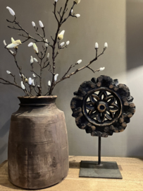 Massief ornament, metalen voet (2).