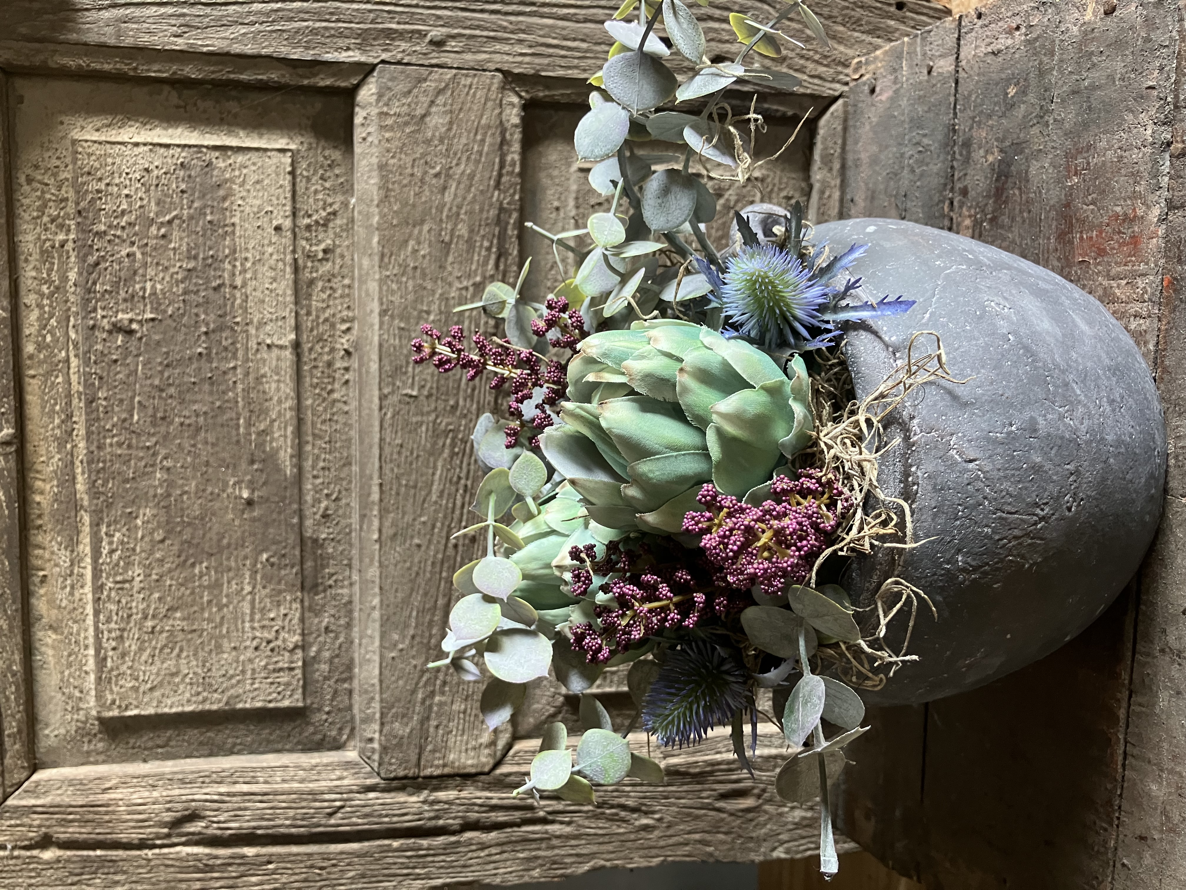 Stenen pot met kunstbloemen