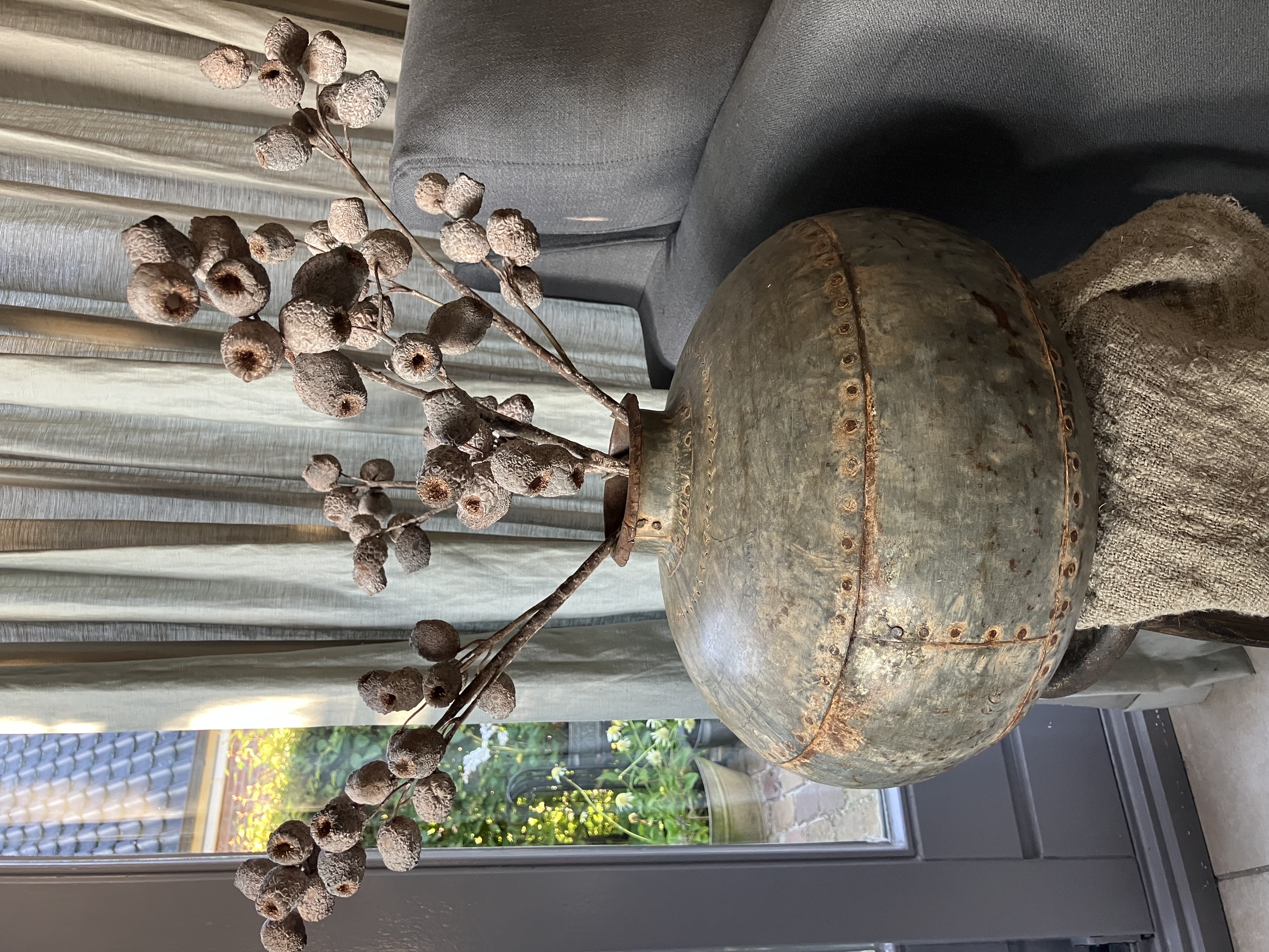 Oude metalen waterkruik