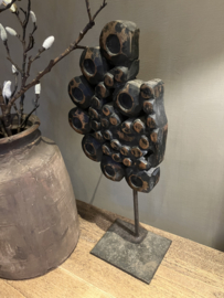 Groot houten ornament, metalen voet. (1).