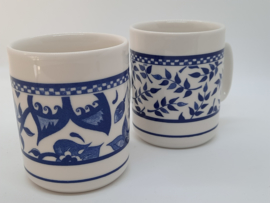 Twee vintage mokken, blauw decor, Made in England