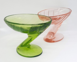 Twee vintage ijscoupes roze en groen, persglas