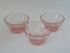 Drie vintage roze schaaltjes van persglas