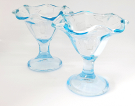Vier vintage glazen ijscoupes, ijsblauw