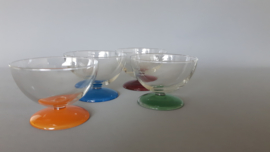 Vier coupes met gekleurde voet