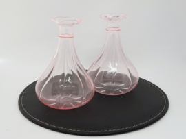 Twee kleine, roze vintage vaasjes , glas