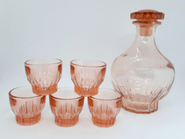 Vintage Frans roze karaf van persglas met vijf glaasjes