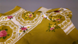 Vintage tafelkleed okergeel met een bloemenrand