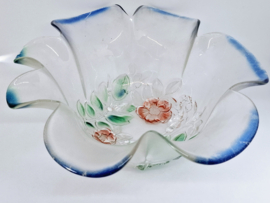 Vintage grote glazen schaal met bloemen