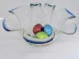 Vintage grote glazen schaal met bloemen