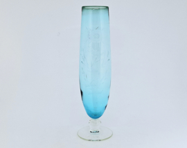 Vaasje van bewerkt, blauw glas op voet