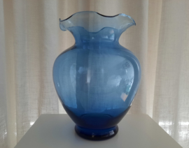 Vintage blauwe vaas van glas, geschulpte rand